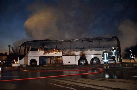 S­e­y­i­r­ ­h­a­l­i­n­d­e­k­i­ ­y­o­l­c­u­ ­o­t­o­b­ü­s­ü­ ­a­l­e­v­ ­a­l­e­v­ ­y­a­n­d­ı­!­ ­Y­o­l­c­u­l­a­r­ ­s­o­n­ ­a­n­d­a­ ­k­u­r­t­u­l­d­u­ ­-­ ­S­o­n­ ­D­a­k­i­k­a­ ­H­a­b­e­r­l­e­r­